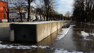 公衆トイレがあります。ユーゲントシュティール建築群から公園に入ったちょっとした広場に有ります。