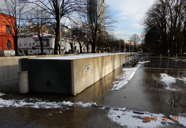 公衆トイレがあります。ユーゲントシュティール建築群から公園に入ったちょっとした広場に有ります。