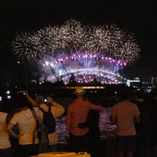 ハーバーブリッジを彩る花火！