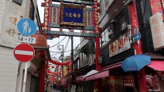 通りにはたくさんのお店