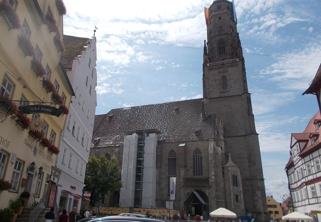 旧市街地の中心的な場所にある教会の塔です。