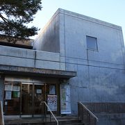 コンクリート打ちっぱなしのモダンな建物