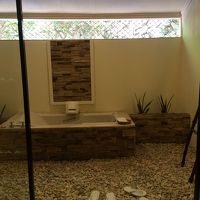 ホテルのお風呂。網戸が破れてましたが、蚊には刺されず