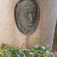 左側から見た八雲のレリーフがある。