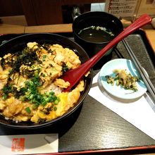 親子丼1210円なり。