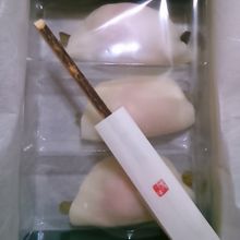 「たねや 銀座三越店」の新春の和菓子。