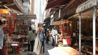 骨董品店が並ぶ通り