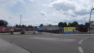 ネルトリンゲン駅の南側にあります。