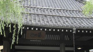 駅前にあります