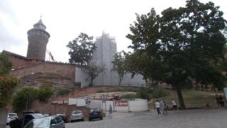 旧市街地の北の場所にあります。