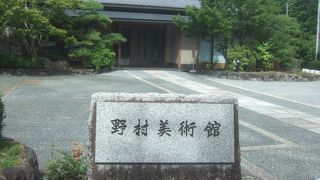 ゆったりとした気持ちで美術品鑑賞が楽しめます。