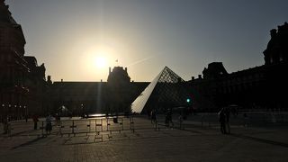ルーブル美術館の象徴のガラスのピラミッド