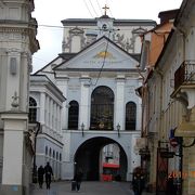 ヴィリニウスの街は他のヨーロッパと比較しても教会が多い気がします。この通り界隈には特に多いような気がします。