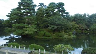 霞ヶ池の中にある