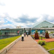 アユが特産の那珂川沿いにたたずむ水族館はまるで周りの沼に浮か