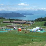 夏場はリフトに乗って山の上まで登れます。