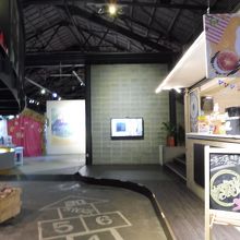 倉庫の中には飲食店のブースも