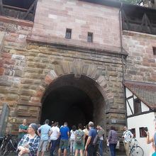 門の様子です。