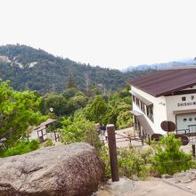 二つのロープウェーを乗り継いでここからハイキングスタート