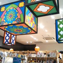 長崎県のグルメや特産品などがいっぱいの店内。