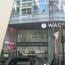 サンシャイン60通りの入口から北側の通りへ曲がった先にあり