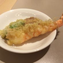 ライブキッチンコーナーで揚げられた天ぷら