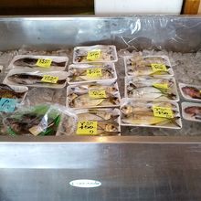 国東漁港で水揚げされた新鮮なお魚も販売しています