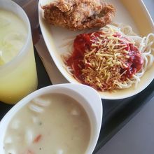 チキンとパスタとスープのセット