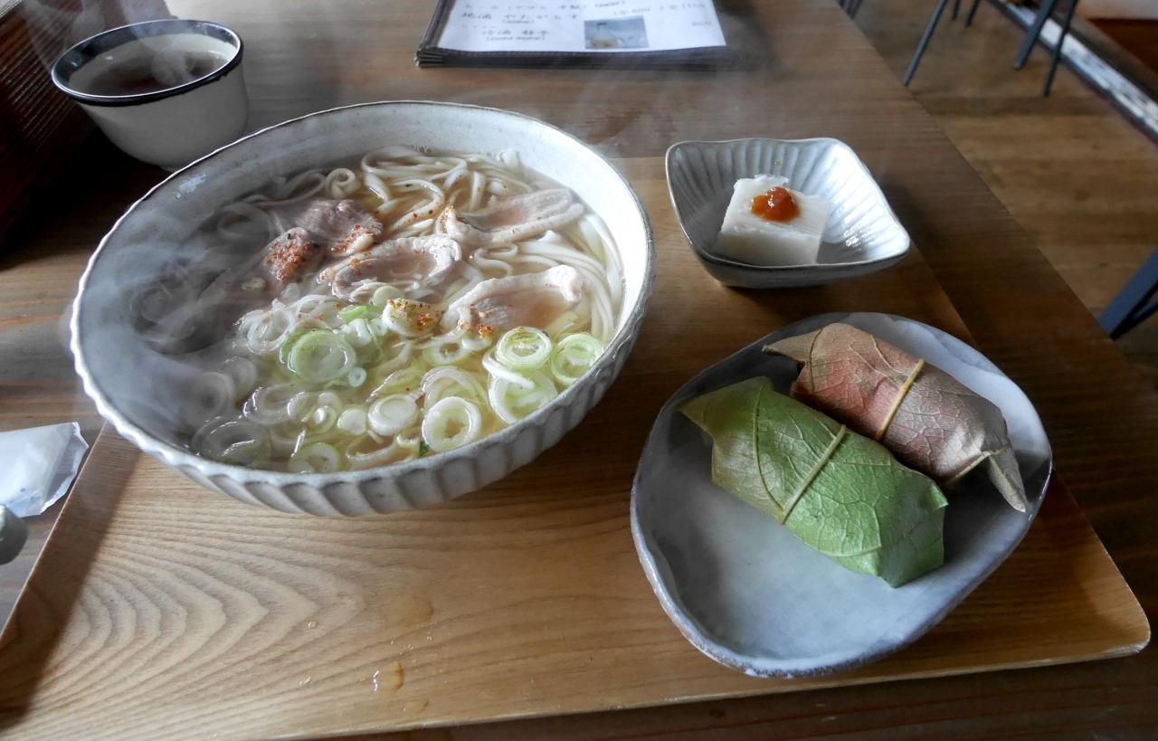 鴨葛うどん定食　1400円はまあまあ満足できる