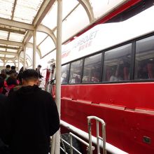 桟橋より乗り込んでいきます