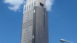 とにかく目立つビル