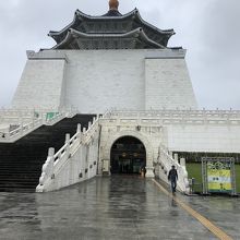 外からだと入口がわかりにくいです