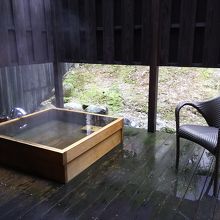 客室の檜露天風呂（温泉使用）