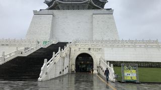 大きい蒋介石の像や衛兵の交代式を見れます