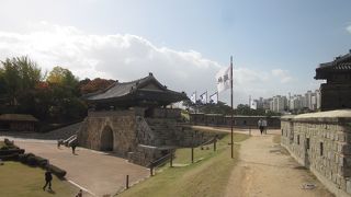 華西門と長安門の間にあります