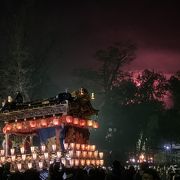 秩父夜祭で見ておきたい神社です。花火が打ち上がる時間がお勧めです！