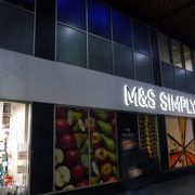 食料品をメインに扱うSimply Food 店