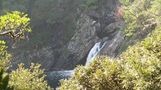 海に直接落ちる珍しい滝
