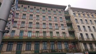 ナッシュマルクトの近くにあるアールヌーボーの優雅な建物、薔薇の木の美しいマジョリカ焼きタイルで覆われてます