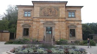 旧市街地の東のエリアにあります。