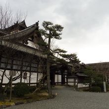 庫裏の向こうに大玄関、その先に寝殿が続きます