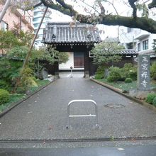 青山の禅宗のお寺の玉窓寺です。西側にあります山門と参道です。