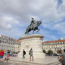 広場の中央にジョアン１世の騎馬像