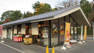 コンパクトな土産物店です