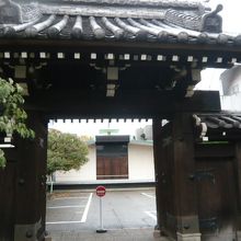 玉窓寺の西側の山門です。奥の白壁の建物は、玉窓寺の本堂です。