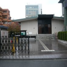 玉窓寺の白壁の本堂の前面と南側の様子です。近代的な入口です。