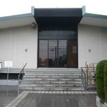 玉窓寺の本堂の正面南側です。白壁と茶褐色の格子戸が印象的です