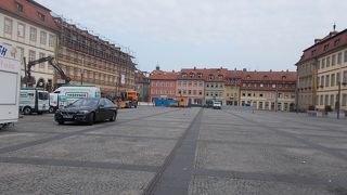 旧市街地の北東にあります。