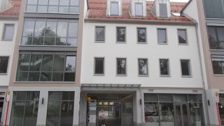 旧市街地の外で西北のエリアにあります。