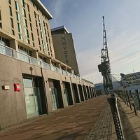 水辺に面するホテル